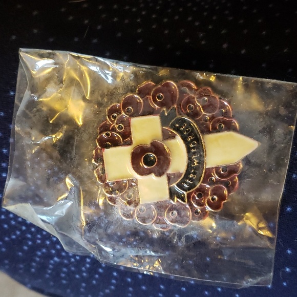 Remembrance Day pin - Picture 2 of 3